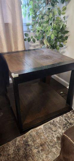 End table and charging station end table