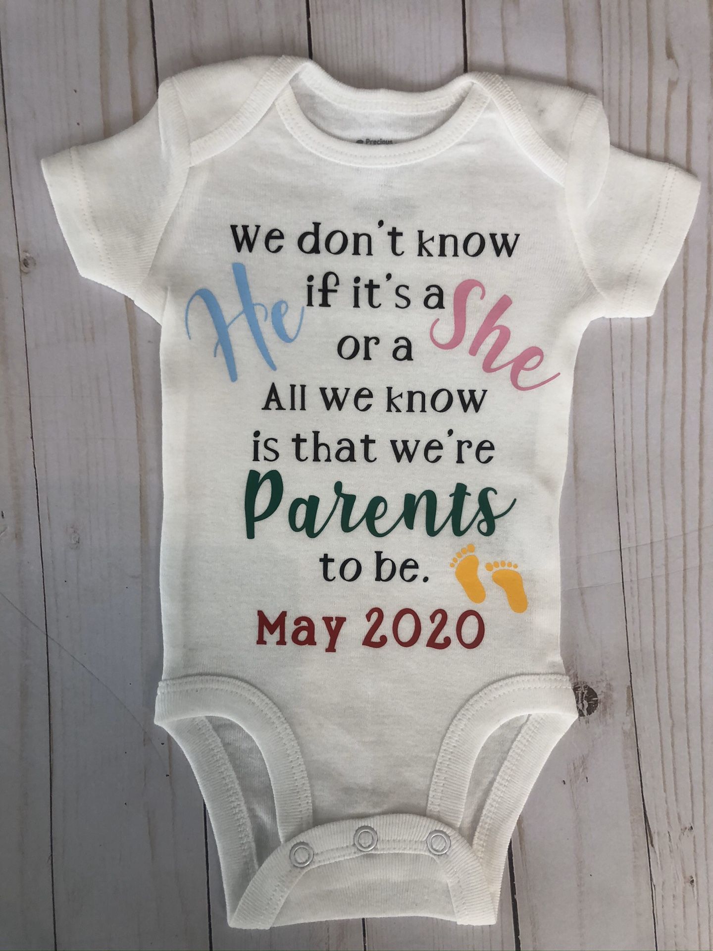 Pregnancy announcement onesies