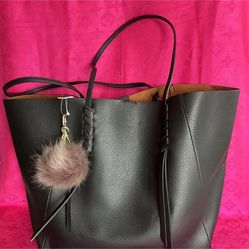 Black Tote Bolsa Cartera Nueva Color Negra. Black Large Tote Bag Bolso Grande Negro.   Brand New Black Tote /keychain Pompon Cartera  Bolso grande ne
