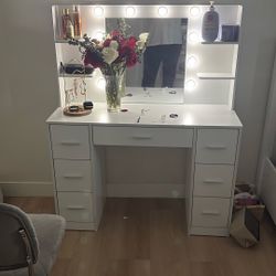 Desk With mirror 