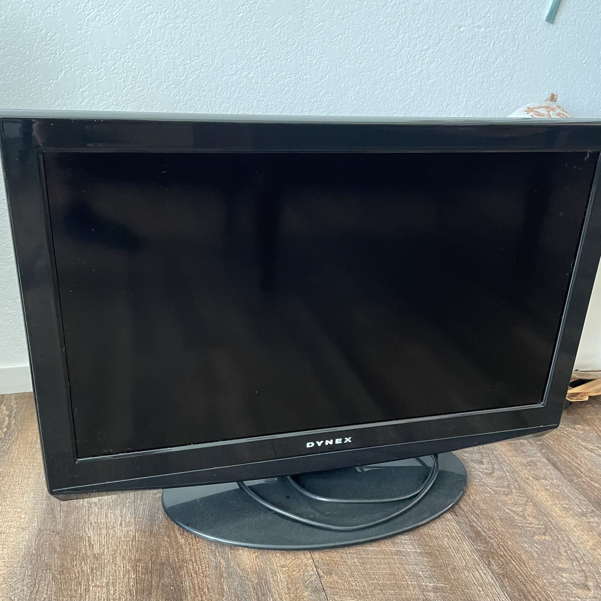Dynex TV "27 with built in DVD player + Remote