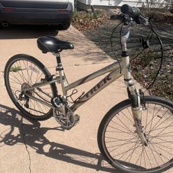 TREK NAVIGATOR 300 STEP-THROUGH BICYCLE