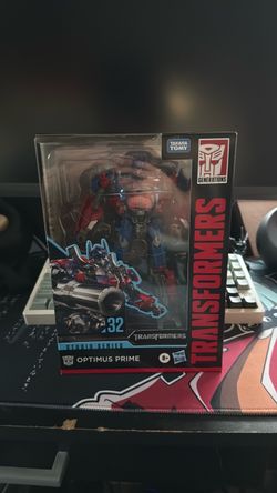 Optimus Prime studio series 32 voyager class