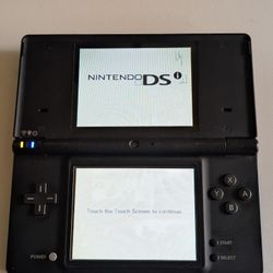 Nintendo DSi w/ 32GB SD Card