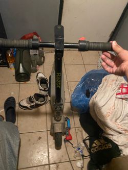 Electric razor scooter