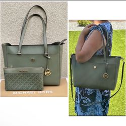 Michael Kors Sets (used) $135 each/Conjuntos de bolsa y cartera MK en muy buenas condiciones $135