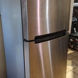 Whirlpool MID SIZE Refrigerator 