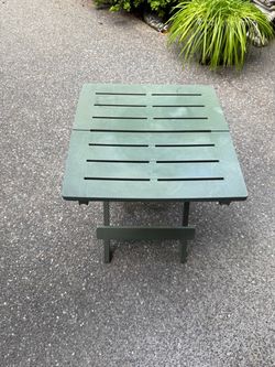 Folding lawn table