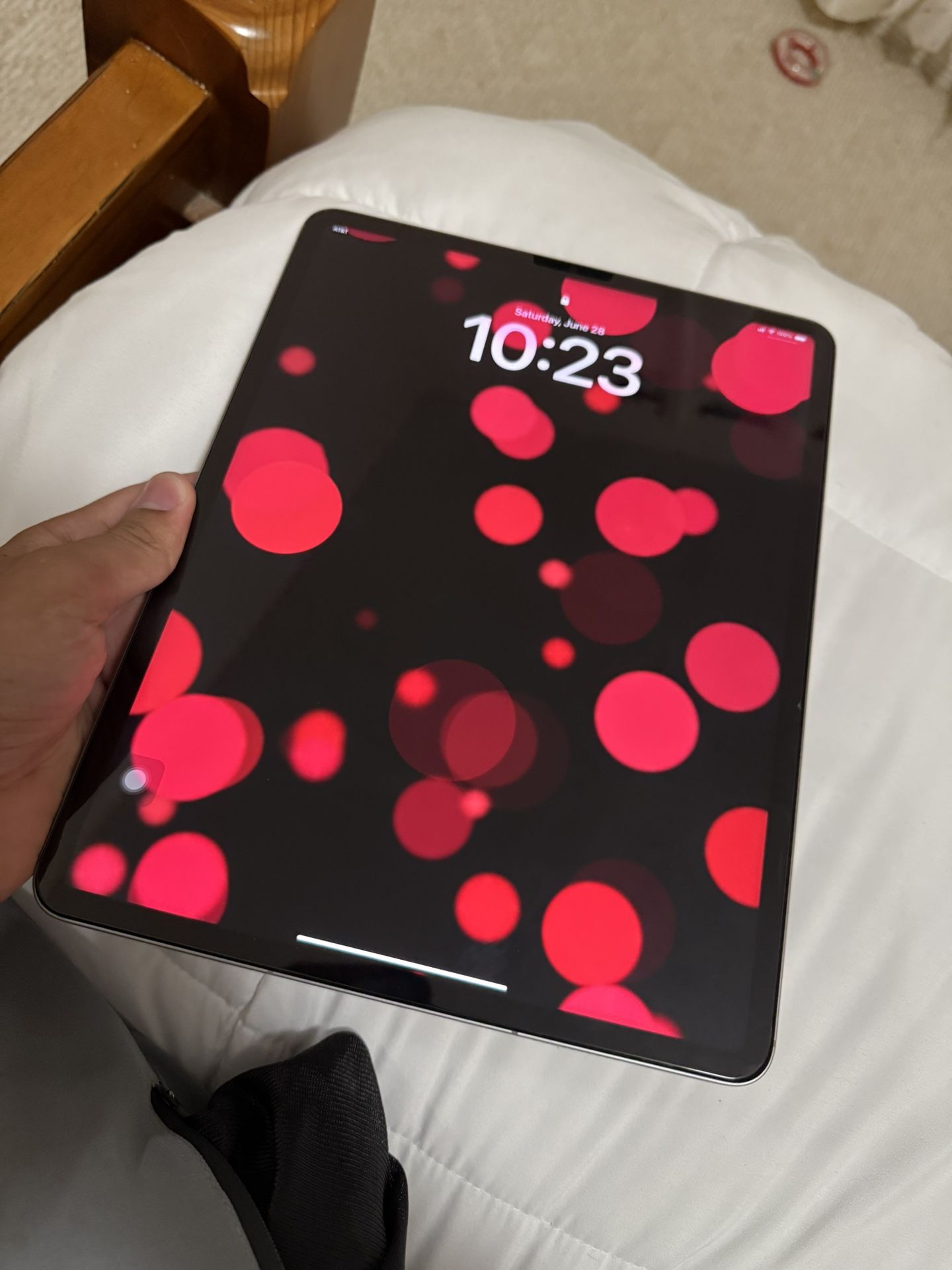 Apple iPad Pro 12.9-inch (6th generation) Wi-Fi + Cellular model