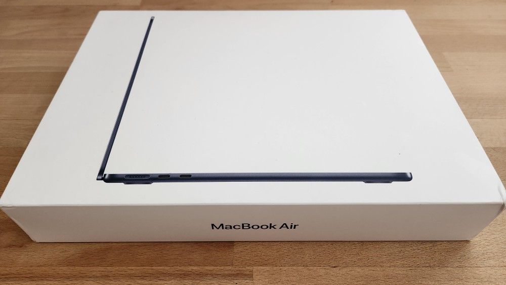 MacBook Air 13 inch, 8GB, Apple M3 chip NEW