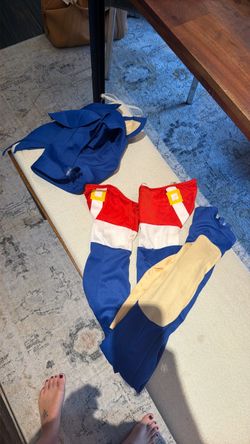 Sonic costume size small. (4-6)