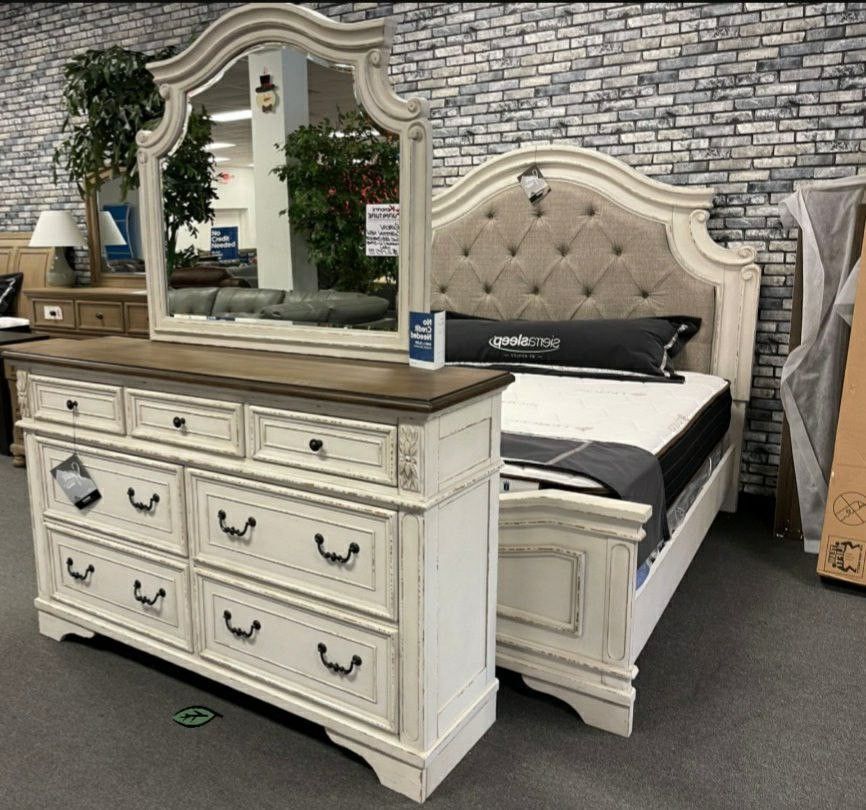 Realyn Chipped White Panel Bedroom Set