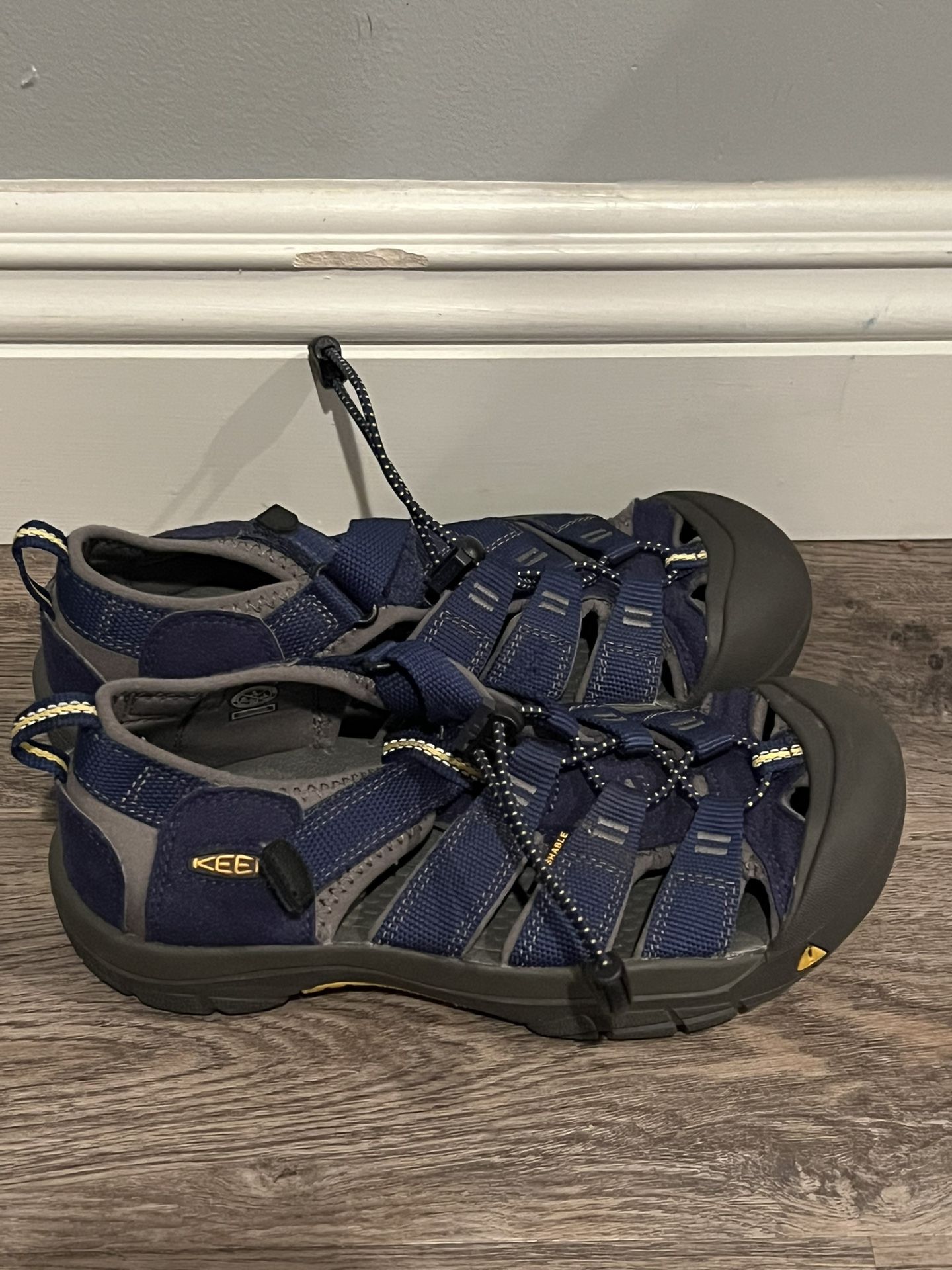 Boys KEEN Child Newport H2 Closed Toe Water Sandals. Size 4. Blue/Black. In good condition.