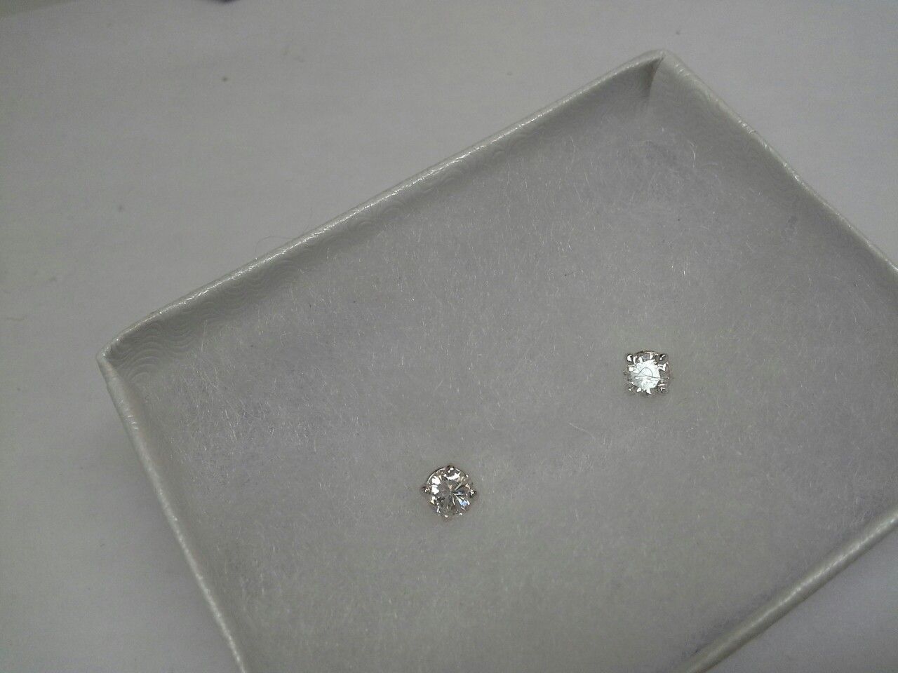 14kt diamond stud earrings. 6g #54995-2