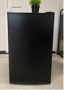 🔥 Mini Refrigerator – Works Great – Clean – $85