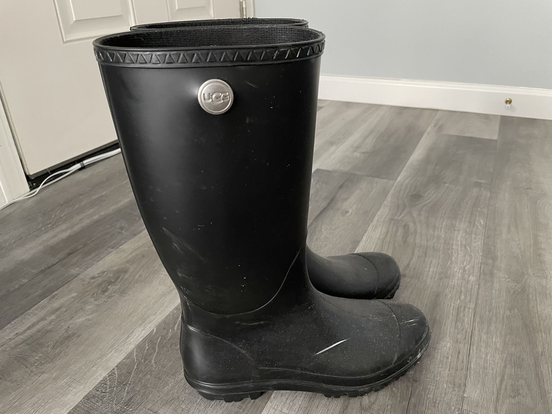 Woman Uggs Rainboot Size 9