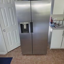 Brand New Midea Refrigerator  Model mrs26d5ast 