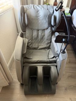 Zero gravity massage chair
