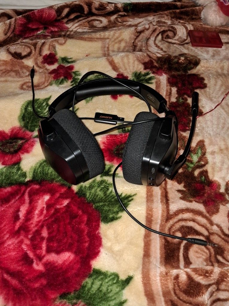 Wireless And Wired Headset For Xbox,Playstation,and PC.