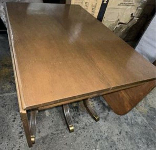 Beautiful 1930's Duncan Phyfe Table With 3 Leaves