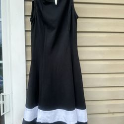 Vintage New York & Co smart sleeveless black dress with a white band. Size: XS