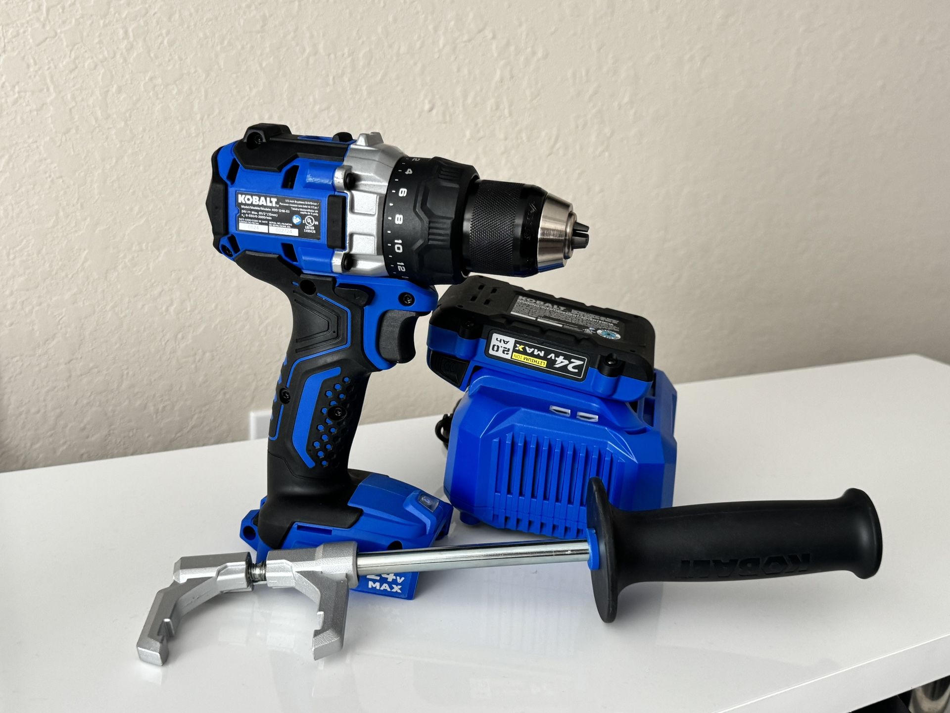 Kobalt 24-volt Max 1/2-in Brushless Cordless Drill 1 -Batteries Included (comes with what you see in the pictures)