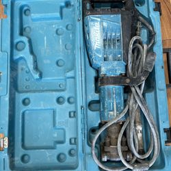 MAKITA HM1307 35LB DEMOLITION HAMMER IN USED CONDITION, COMES WITH CARRYING CASE