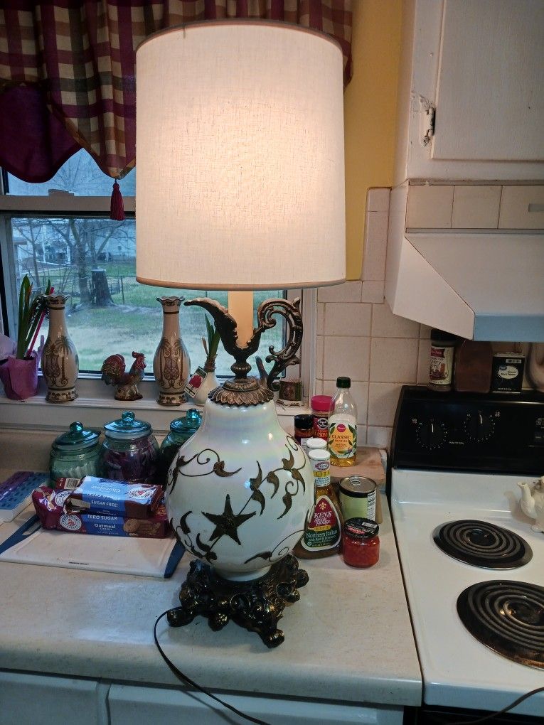 BEAUTIFUL VINTAGE LAMP Has A peal FINEST 33 INCHES TALL REALLY NEAT