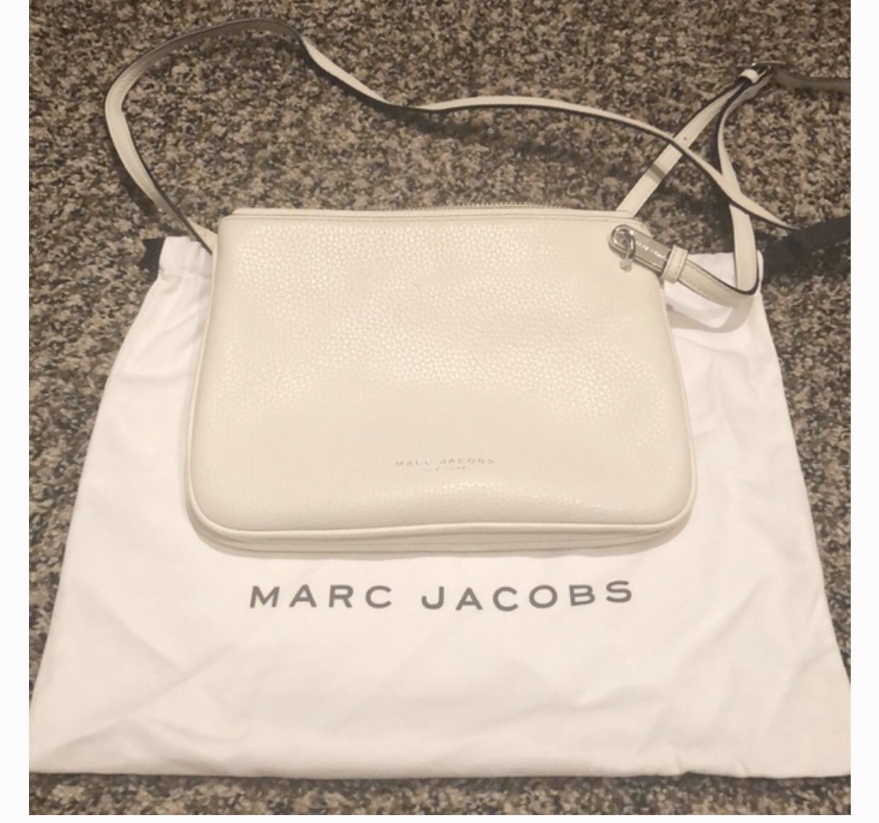 Authentic Excellent condition Marc Jacobs leather crossbody bag in white Crossbody shoulder strap