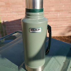 Stanley Classic Vacuum 2 qt. Bottle