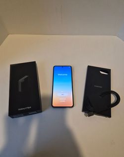 Mint condition. Samsung Galaxy Z Flip 6 512gb Unlocked for any carrier. Originally T-Mobile phone, but was unlocked after it got paid off and I upgrad