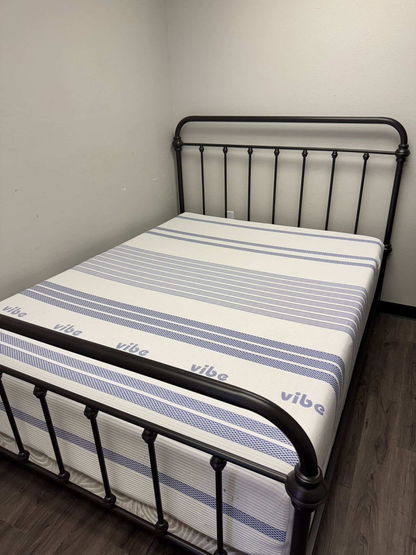 Queen Bed Set With Memory Foam Mattress