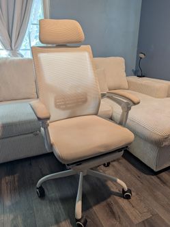 Adjustable Desk Chair / Task Chair with Headrest - Excellent Condition