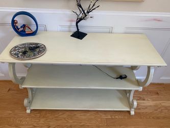 Table with everything on it (free)