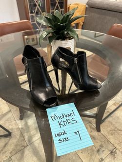 Micheal Kors Size 7