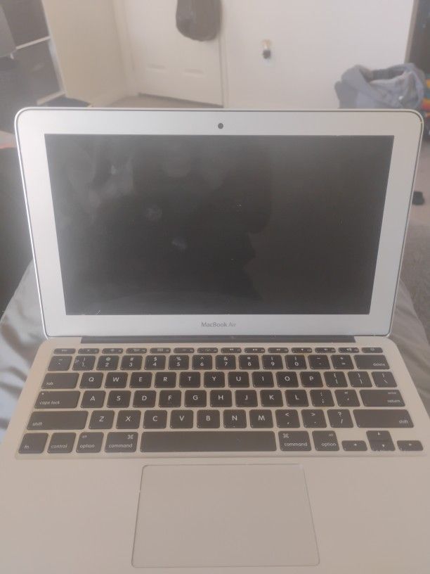 MacBook Air 11.6" 1.4GHz Core i5 - Early 2014 Model A1465 WORKS GREAT Not iCloud Locked Laptop Only