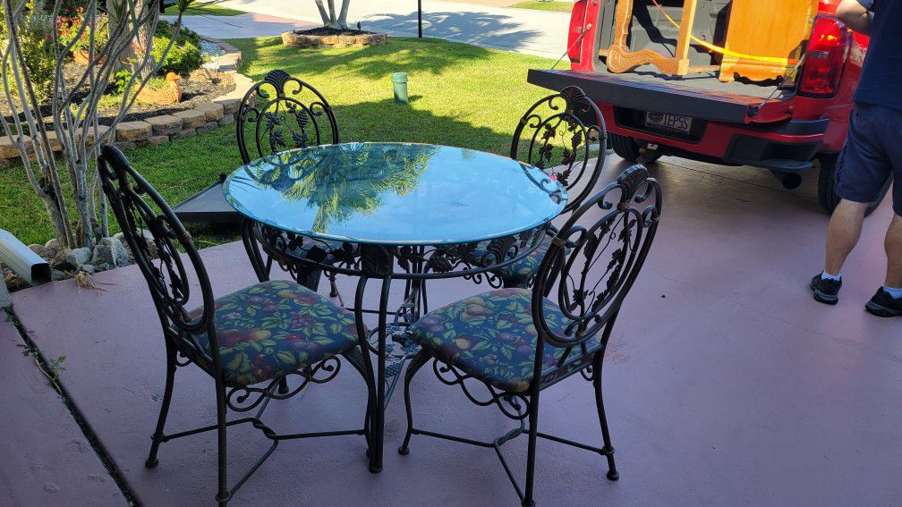Indoor/Outdoor Dining Table & Chairs