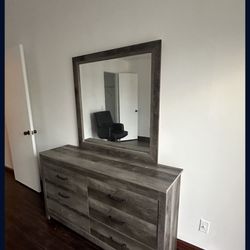 Dresser & Mirror Set