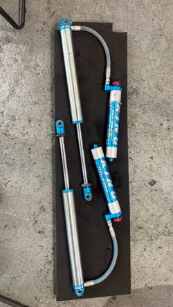 KING SHOCKS 12” smoothies with resi and adjusters perfect for a Tacoma 1st gen 2nd or 3rd gen