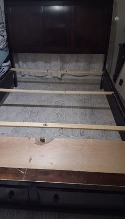 Free queen bedframe