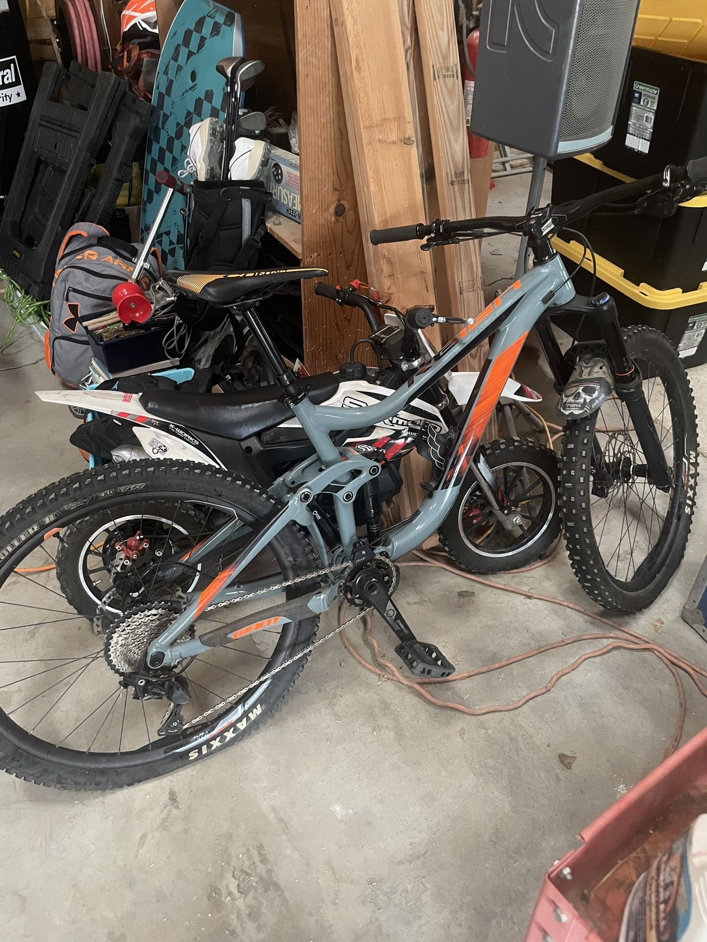 2018 Giant Reign 2 Mountain Bike