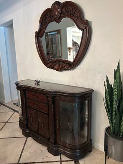 Hutch with mirror