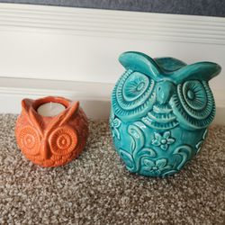 2 decorative owl statues
