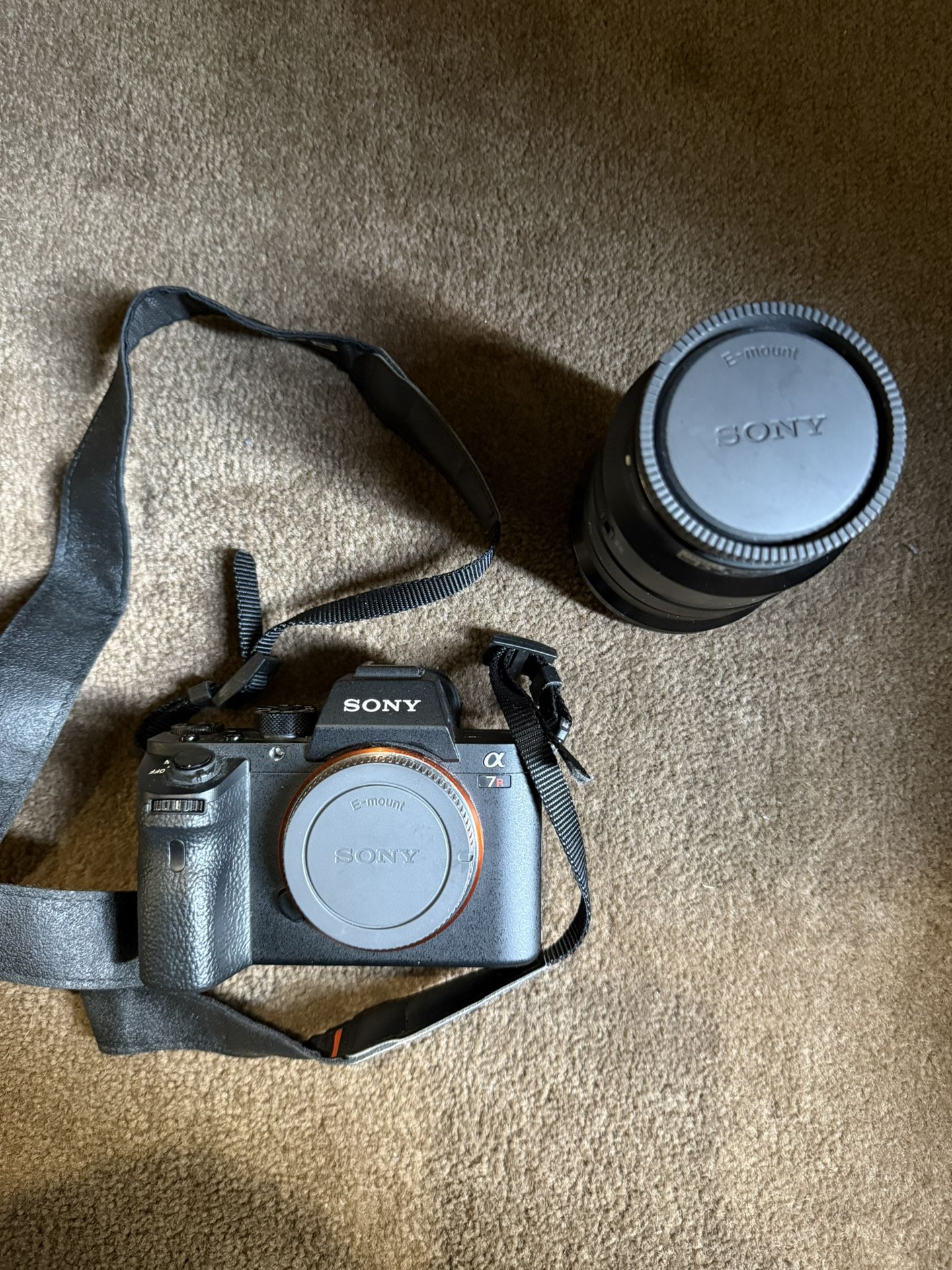 Sony A7R ii + Sony E Mount 18mm - 105mm F4 Power Zoom Lens + Streaming Kit