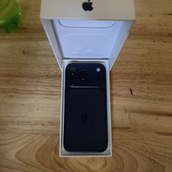 IPHONE 17 PRO(NOT THE PRO MAX)256GB 🪫 HEALTH 💯 NO SIM RESTRICTIONS OEM CLEAN IMEI LIKE NEW CONDITIONS ORIGINAL BOX AND CHARGER INCLUDED 