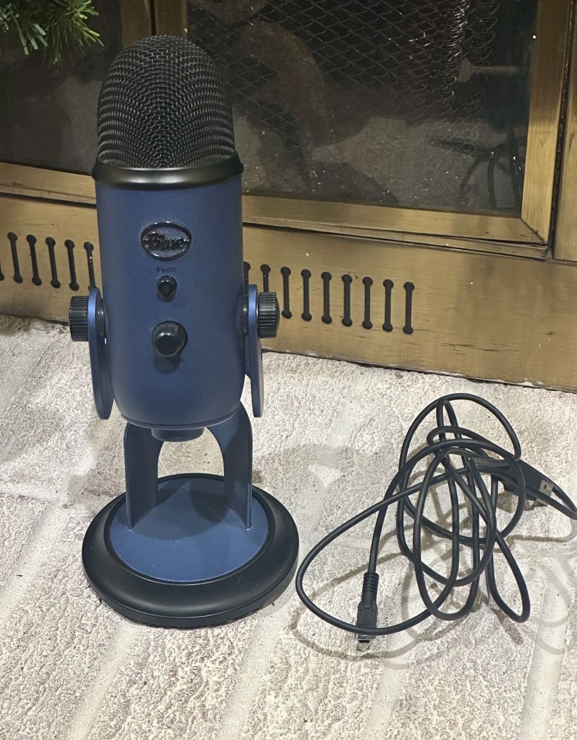 BLUE YETI CREATOR MICROPHONE