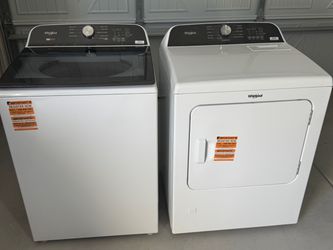 NEW! Whirlpool Washer and Dryer Set (Gas)
