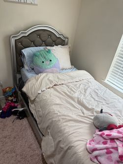 Bedroom set w/ dresser and two sofas