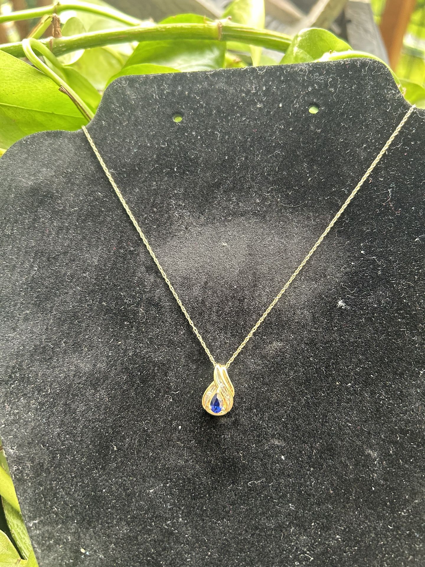 10k Sold Gold With REAL DIAMONDS and A Natural Spinel