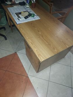 Desks O Escritorio